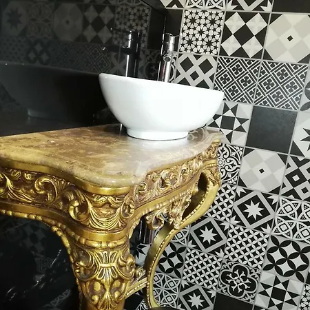 Lx Art Flats | Flat Two * リスボン